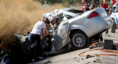 Tuğla yüklü tır ile otomobil çarpıştı