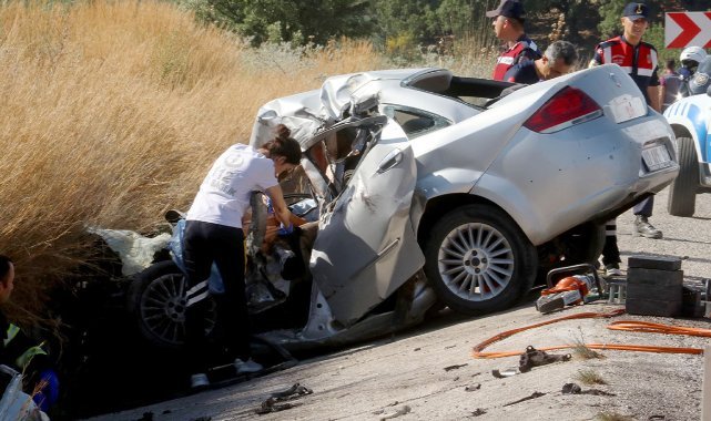 Tuğla yüklü tır ile otomobil çarpıştı