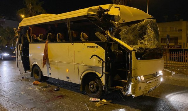 Tur midibüsü park halindeki araçlara çarptı