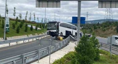Ümraniye’de yolcu otobüsü refüje çıktı