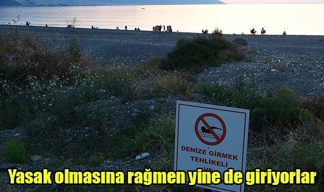 Yasak tabelası olmasına rağmen yine de giriyorlar