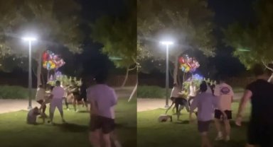 Yerdeki gencin yüzüne topa vurur gibi tekme attı