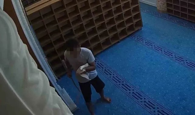 Açamadığı kapıdaki parmak izlerini temizledi