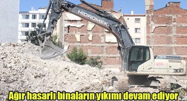 Ağır hasarlı binaların yıkımı devam ediyor