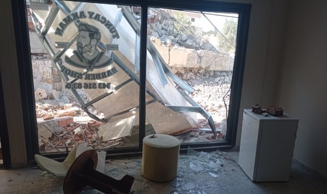 Ağır hasarlı binanın duvarı iş yerinin üzerine yıkıldı