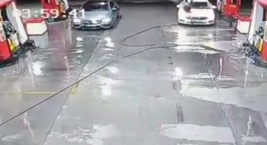 Akaryakıt istasyonunda feci kaza: İstasyonda çalışan kadın metrelerce sürüklendi