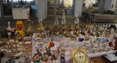 Aliağa'daki antika pazarı vatandaşları geçmişe götürüyor