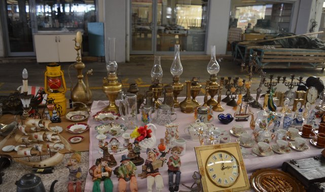Aliağa'daki antika pazarı vatandaşları geçmişe götürüyor