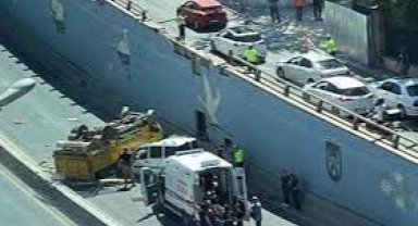 Ankara’da hafriyat kamyonu alt geçide düştü