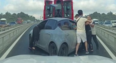 Arnavutköy’de yol verme tartışması: Trafiğin ortasında aracından inip diğer sürücüyü darp etti
