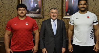 Bakan Bak milli güreşçileri kabul etti
