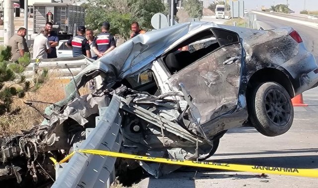 Bariyere saplanan otomobil hurdaya döndü