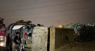 Başakşehir’de virajı alamayan hafriyat kamyonu yan yattı