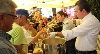 Başkan Koştu aşure dağıttı: Allah birliğimizi ve beraberliğimizi bozmasın