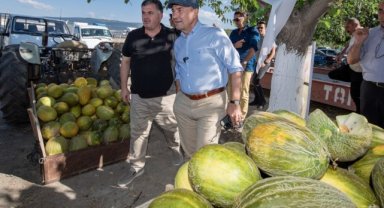 Başkan Soyer Kınık'ta domates ve karpuz hasadına katıldı