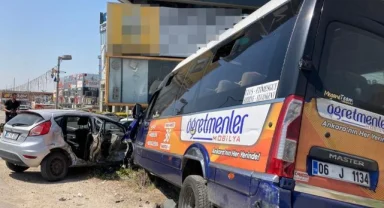 Başkent’te AVM girişinde iki araç reklam direğine çarptı