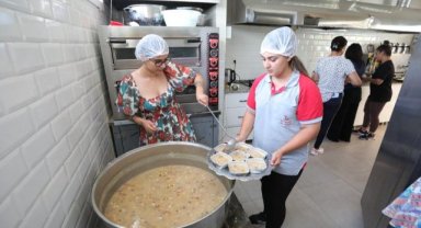 Bayraklı'da aşure bereketi: Sandal, "Aşure bereketin simgesidir"