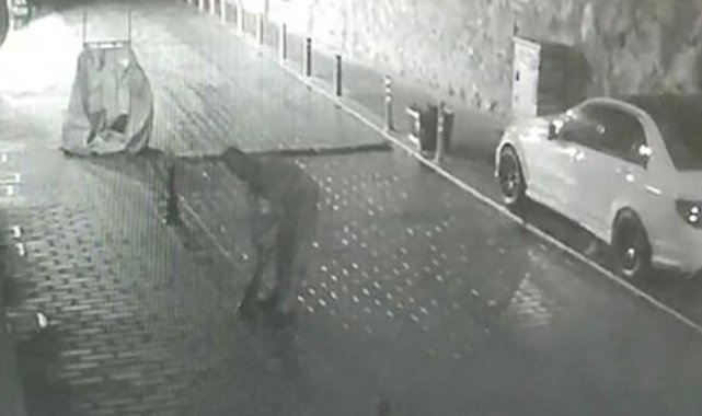 Beyoğlu’da ilginç hırsızlık: Kaldırımdaki lobutları çaldı