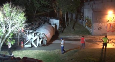 Beyoğlu’nda kontrolden çıkıp virajı alamayan beton mikseri yan yattı