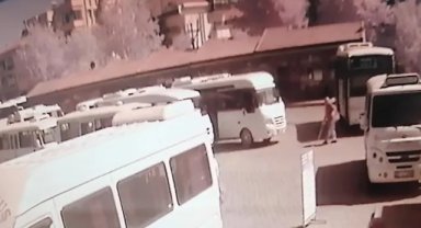 Bir ayağı protez olan engelli adam minibüsün altında kaldı