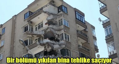 Bir bölümü yıkılan bina tehlike saçıyor