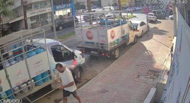 Bu hırsızın rahatlığı pes dedirtti...elma yiye yiye çaldı