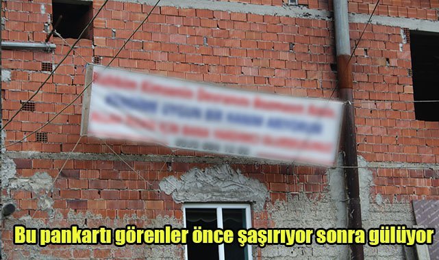 Bu pankartı görenler önce şaşırıyor sonra gülüyor
