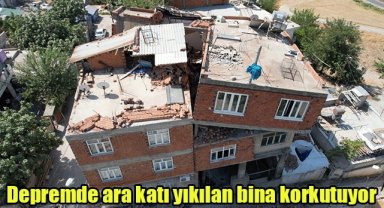 Depremde ara katı yıkılan bina korkutuyor