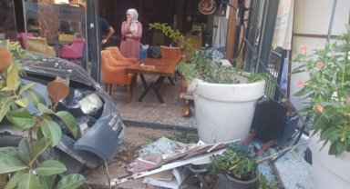 Elazığ’da hafif ticari araç kafeye girdi