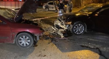 Eyüpsultan’da 2 otomobil kafa kafaya çarpıştı