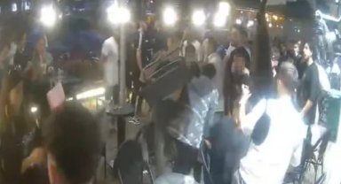 Fatih’te kafe basan gençler husumetlilerine sandalye ve kurusıkı silahla saldırdı