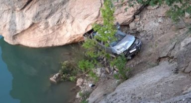 Feci kaza: Kamyonet nehre uçtu