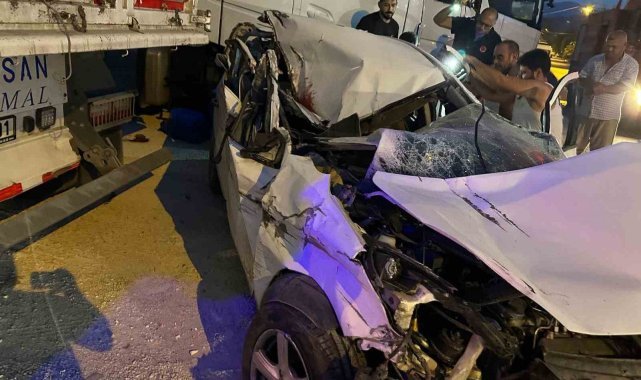Feci kaza: Park halindeki tıra çarpan otomobil hurdaya döndü