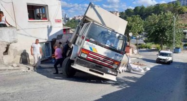 Gaziosmanpaşa’da freni patlayan kamyon bir evin duvarını yıkarak durdu