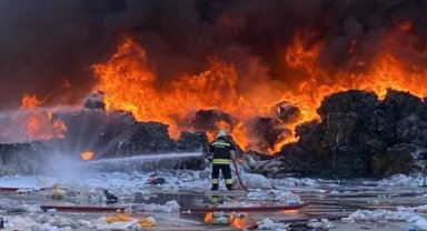Geri dönüşüm tesisi alev alev yanıyor