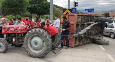 Hafif ticari araç traktöre çarptı