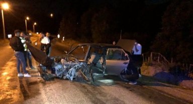 İki otomobil kafa kafaya çarpıştı