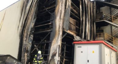 İnşaat halindeki demir çelik fabrikasını alevler kapladı