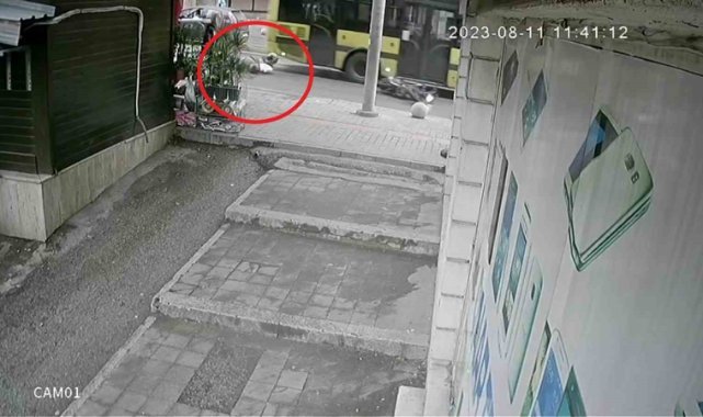 Islak zeminde motosiklet devrildi: Ölümün teğet geçtiği anlar