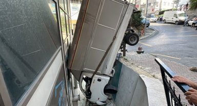 İstanbul’da pedalı takılan kamyonet ortalığı savaş alanına çevirdi