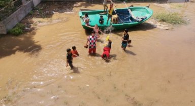 İzmir’de ana su borusu patladı: Çocuklar boş arsada yüzdü