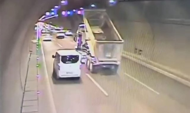 İzmir'de damperi açık unutulan kamyon kaza yaptı