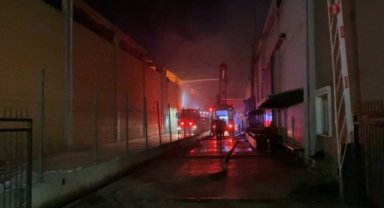 İzmir'de fabrikada yangın: Fabrika kullanılamaz hale geldi