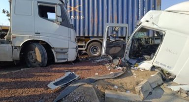 İzmir'de iki tır çarpıştı: 1 yaralı