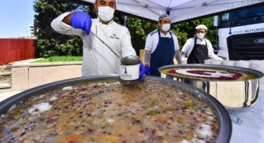 İzmir’de Muharrem ayında aşure dağıtımı başladı