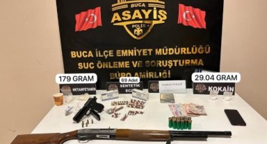 İzmir'de uyuşturucu evine polis baskını: 2 gözaltı