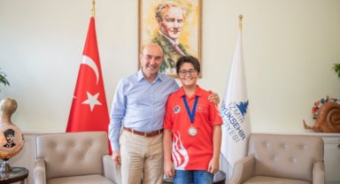 İzmirli satranç şampiyonu Başkan Soyer’i ziyaret etti