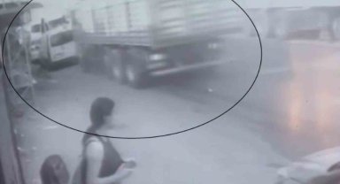 Kamyon tıra çarpıp, park halindeki araçları biçti