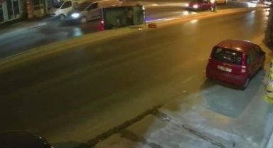 Kamyonet devrildi, kasadan yola düşen şahıslar ölümden döndü