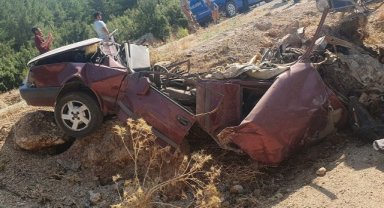 Kamyonla çarpışan otomobil hurdaya döndü